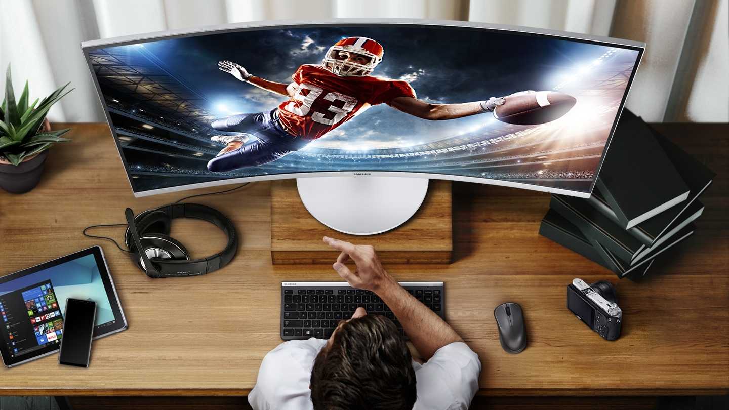 Монитор для работы. Thunderbolt Samsung монитор. Широкий монитор для видеомонтажа. Компьютер с игрой на экране. Большой экран для компьютера.