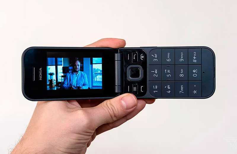 Обзор Nokia 2720 FlipNokia 2720 Flip – кнопочный телефон-раскладушка, который представляет собой римейк модели 2009 года От предшественника устройство