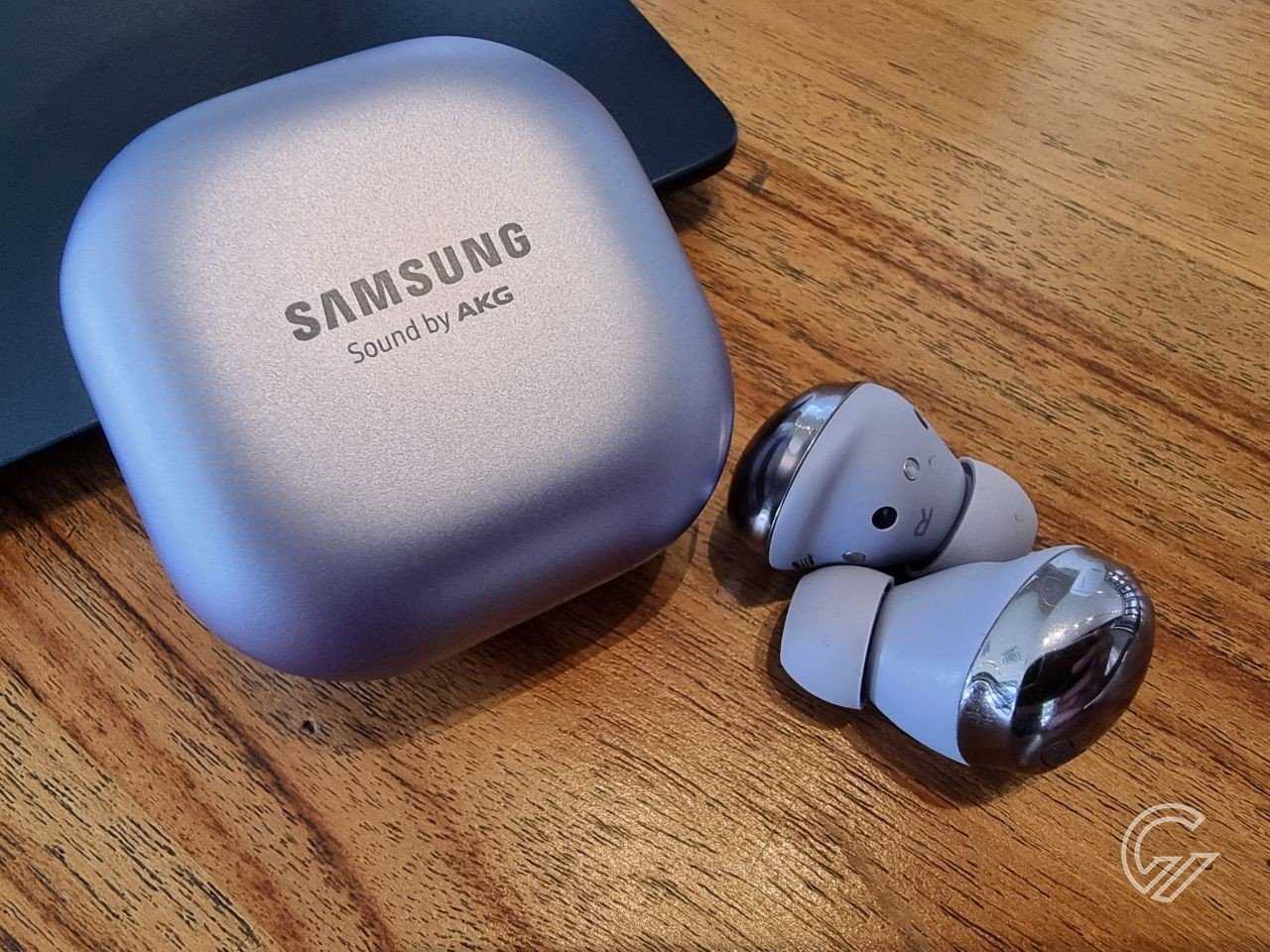 Buds pro обзор. Samsung Galaxy Buds Pro насадки. Гелакси Бадс про комплектация. Самсунгтгалакси Будс про. База для галакси Бадс.