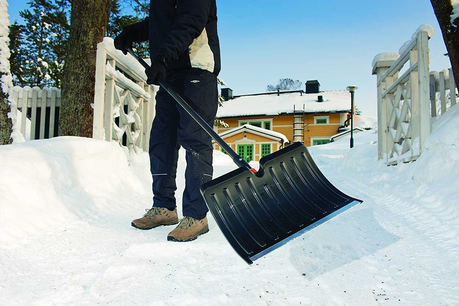 Уборка снега лопатой. Движок скрепер Фискарс для снега. Снегоуборка fiskars. Лопата Fit 68111. Скрепер для уборки снега al-ko.