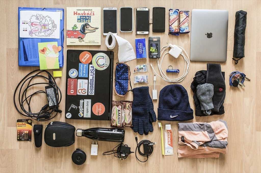 Вещи предметы с помощью которых люди. Рюкзак с вещами. Вещи студента. Вещи которые нужны. Прикольные нужные вещи.