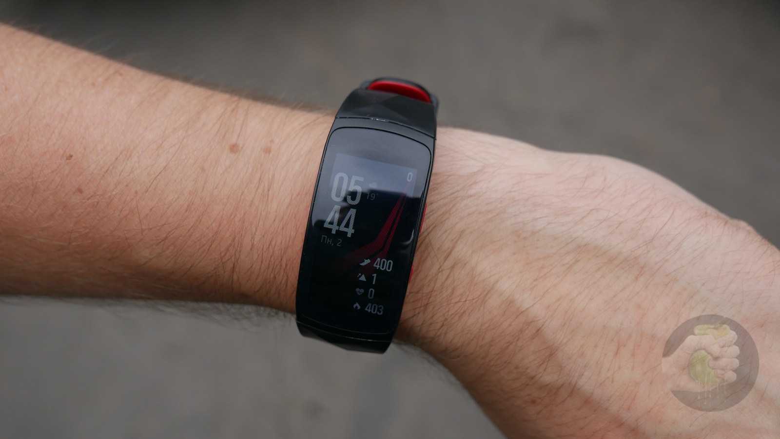 Умный браслет с пульсометром - samsung gear fit 2